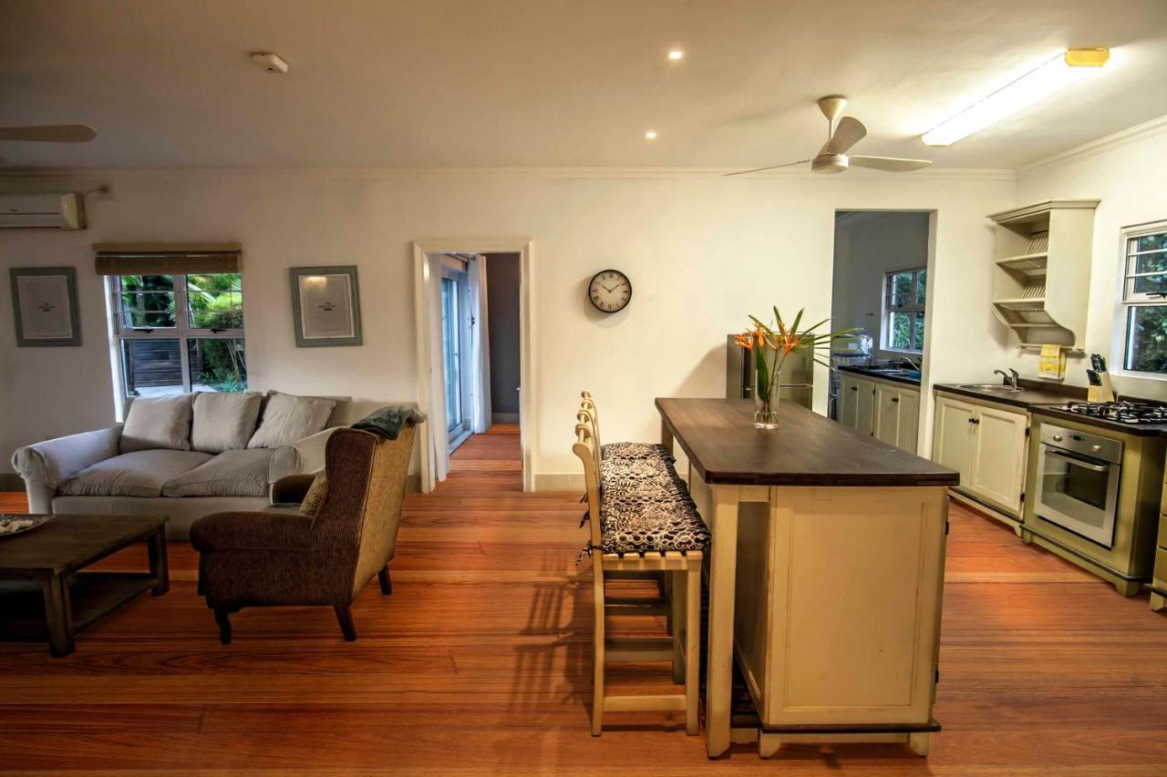 Appartement Red Coconut Self-Catering à Baie Lazare  Extérieur photo