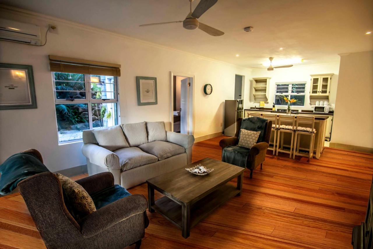 Appartement Red Coconut Self-Catering à Baie Lazare  Extérieur photo