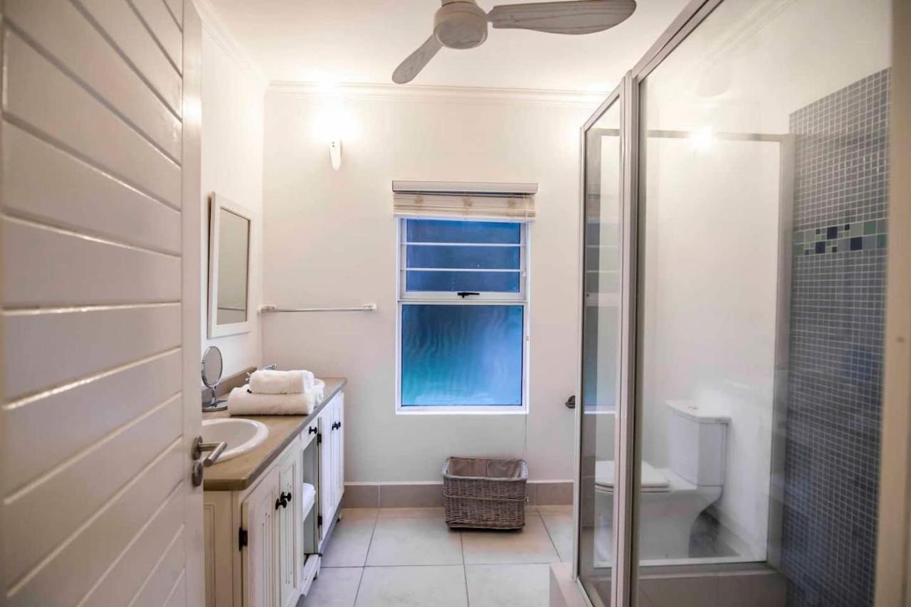 Appartement Red Coconut Self-Catering à Baie Lazare  Extérieur photo