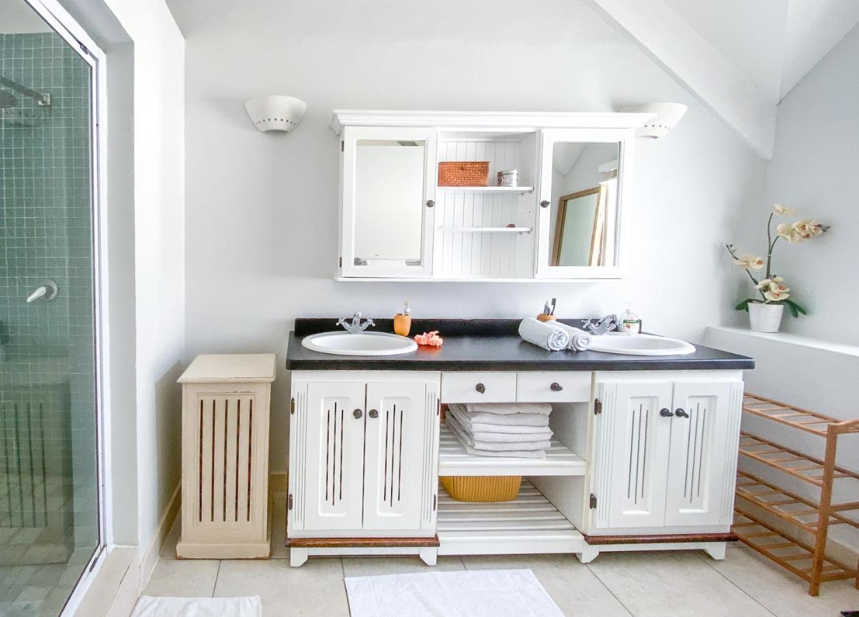 Appartement Red Coconut Self-Catering à Baie Lazare  Extérieur photo